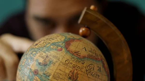 Küreyi döndüren adam, yakın plan.