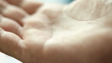 Hap tutan bir adamın eli. Hapını içen adam, yakın plan..