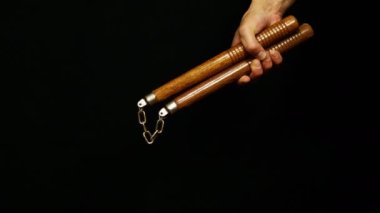 Adamın eli elinde bir mınçıka tutuyor. Beyaz silah konsepti.