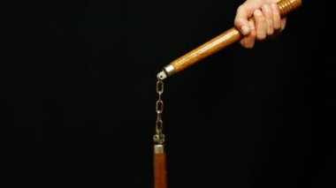 Bir adamın elinde bir mınçıka tutan eli onu çeviriyor. Beyaz silah konsepti.