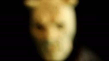 Şeytan maskesi takan biri, yakın plan.