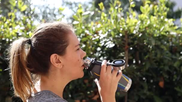 Mujer Bebiendo Agua Mineral Botella Después Correr Entrenamiento Aire Libre — Vídeos de Stock