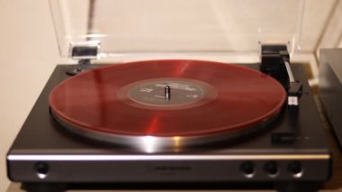 Pisa, İtalya - 10 Kasım 2021: Vinil Kırmızı Retro. Vinil plak platformu. Döndürme plakası. 
