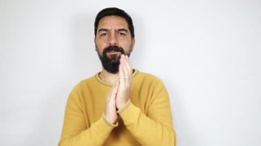 Sakallı yakışıklı adam beyaz arka planda izole edilmiş bir şekilde alkışlıyor. Adam alkışlıyor, tebrik ediyor..