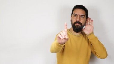 Yakışıklı sakallı bir adam elinde bir şeyle gülümsüyor, bir ürünü parmağıyla gösteriyor, hayali bir nesne sunuyor..