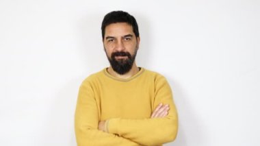 Beyaz arka planda izole edilmiş kameraya bakan yakışıklı sakallı adamın portresi..