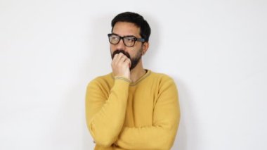 Düşünen adam beyaz arka planda ilham arıyor.