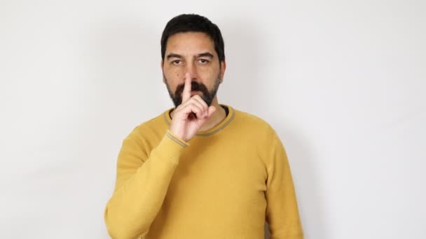 Hombre Guapo Con Barba Sosteniendo Dedo Sus Labios Mirando Cámara — Vídeo de stock