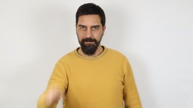 Kızgın sakallı adam beyaz arka planda kamerayı sana doğrultuyor..