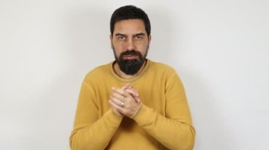 Sarı forma giyen soğuk adam kış mevsiminde soğuktan titreyerek ayakta duruyor..