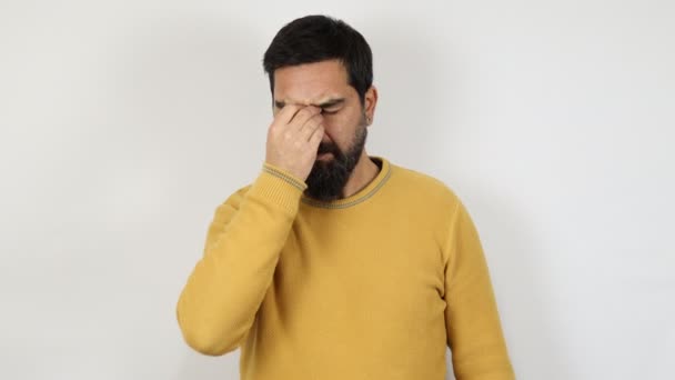 Homem Com Barba Cansada Esfregando Nariz Olhos Sentindo Fadiga Dor — Vídeo de Stock