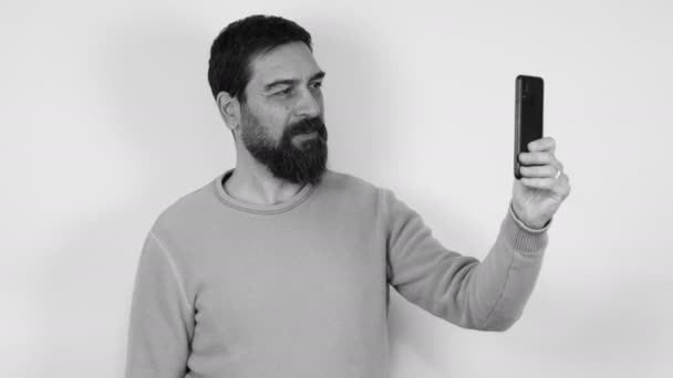 Den Skäggige Mannen Tar Emot Ett Videosamtal Med Mobiltelefon Selfie — Stockvideo