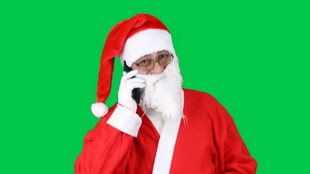 Engraçado Alegre Sorridente Papai Noel Falando Celular Isolado Fundo Verde — Vídeo de Stock