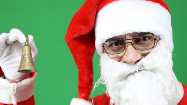 Santa Claus Tocando Una Pequeña Campana Sobre Fondo Verde Jingle — Vídeos de Stock
