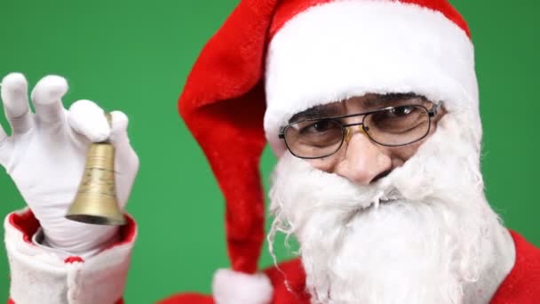 Santa Claus Tocando Una Pequeña Campana Sobre Fondo Verde Cámara — Vídeos de Stock