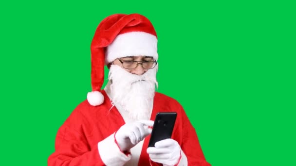 Noel Baba Yeşil Arka Planda Telefonla Bir Arama Yaparak Numarayı — Stok video