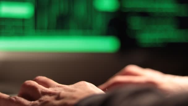 Close Mãos Masculinas Digitando Teclado Laptops Hacker Atacando — Vídeo de Stock