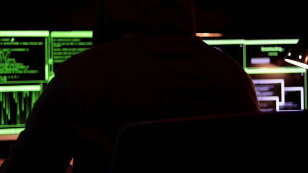 Hooded Cyber Hacker Zit Onderzoekt Gegevens Voer Beveiligde Systemen Geld — Stockfoto
