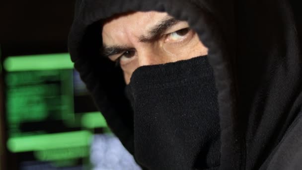 Detailní Záběr Kyber Hacker Kapucí Zakrytým Obličejem Dívá Kamery Vážným — Stock video