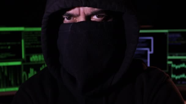 Detailní Záběr Kyber Hacker Kapucí Zakrytým Obličejem Dívá Kamery Vážným — Stock video