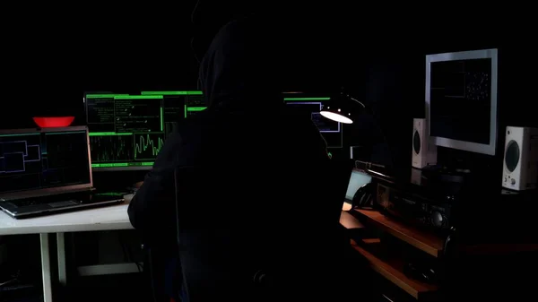 Hooded Cyber Hacker Zit Onderzoekt Gegevens Voer Beveiligde Systemen Geld — Stockfoto