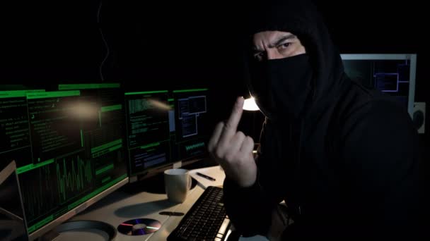 Cyber Hacker Con Capucha Cara Cubierta Mira Cámara Que Muestra — Vídeo de stock