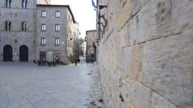 Volterra, Toskana, İtalya - 2 Şubat 2022: Volterra 'nın tarihi merkezinde Pov, Piazza dei Priori ve ortaçağ binalarında çekim.