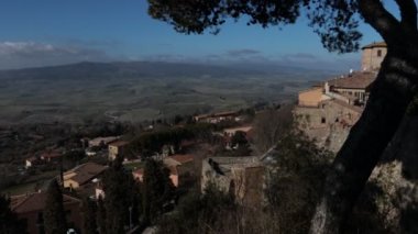 Volterra Belvedere 'deki güzel Toskana tepelerinin tarihi merkezdeki evlerden büyüleyici Toskana kırsalına kadar olan kısmı..