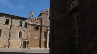 POV 'ta çekim yapmak, tarihi merkezde Duomo' ya doğru yürümek, İtalya 'nın Toskana kentindeki antik Volterra kentindeki Santa Maria Assunta katedrali..