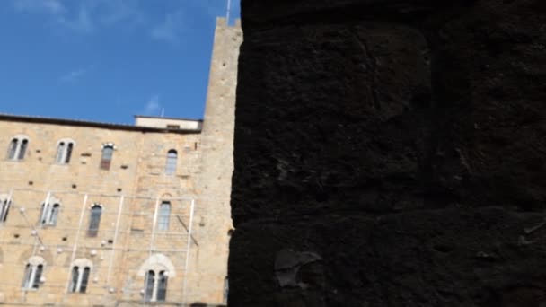这座美丽的中世纪建筑的立面 意大利托斯卡纳的伏尔泰拉古城 位于普里奥里广场上 — 图库视频影像