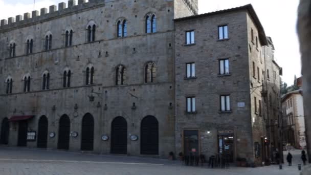 Volterra トスカーナ州 イタリア 2022年2月2日 Volterraの歴史的中心部にある広場 プリオリと中世の建物 — ストック動画