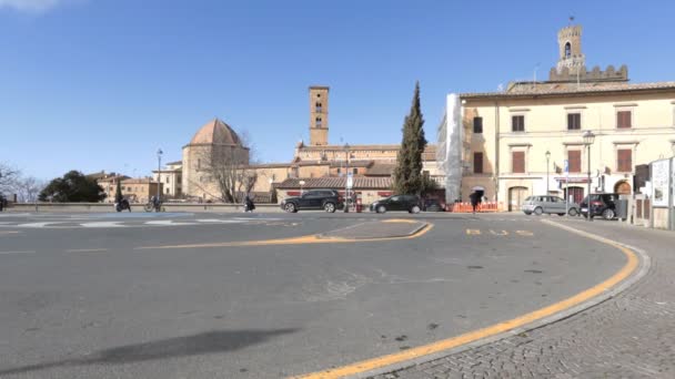 意大利托斯卡纳 沃尔泰拉 2022年2月2日 位于托斯卡纳 通往沃尔泰拉镇历史中心的广场 — 图库视频影像