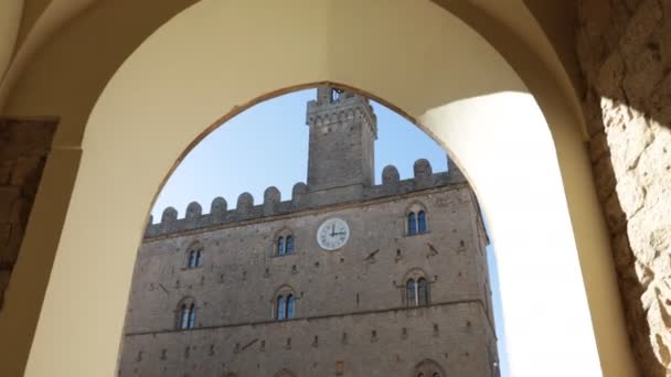 意大利托斯卡纳的伏尔泰拉古城 在古城的一个拱廊下与Dei Priori宫一起散步时被射中 — 图库视频影像