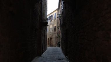 Volterra, Toskana, İtalya - 2 Şubat 2022. Orta Çağ 'dan kalma tarihi merkezin sokaklarında POV saldırısı.