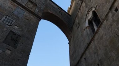 Ortaçağ 'dan kalma tarihi merkezde, iki antik bina arasındaki bir kemeri geçerken çekilen görüntüler..