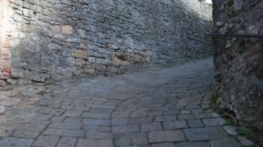 POV 'ta çekim yapmak, İtalya' nın Toskana kentindeki tarihi Volterra merkezinin antik Etrüsk duvarları arasında yürümek..
