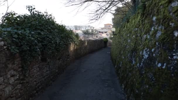 Strzelanie Pov Chodzenie Wśród Starożytnych Murów Zabytkowego Centrum Volterra Toskanii — Wideo stockowe