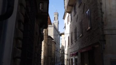 Volterra, Toskana, İtalya - 2 Şubat 2022. POV 'ta çekim yapmak, Volterra' nın tarihi merkezinin sokaklarında yürümek.