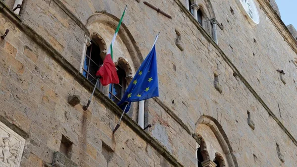 Detalhe Das Bandeiras Italianas União Europeia Penduradas Fachada Antigo Palazzo — Fotografia de Stock