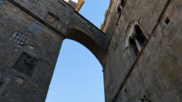 Łuk Między Dwoma Zabytkowymi Budynkami Centrum Miasta Volterra Toskanii Włochy — Zdjęcie stockowe