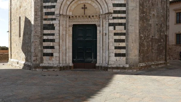 イタリア トスカーナのVolterra Volterra教区の歴史的な中心部にあるSan Giovanniの洗礼堂への入り口 — ストック写真