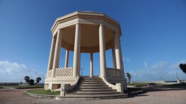Çardak. Yuvarlak bir tapınak. Yuvarlak sütunlarla desteklenen bir kubbe. Belvedere, Livorno sahilindeki güzel Mascagni terasının merkezinde yer almaktadır.