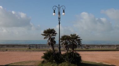 İtalya 'nın Livorno kentindeki Terrazza Mascagni. La Terrazza, denize bakan, dama tahtası döşemeli bir gözcü..