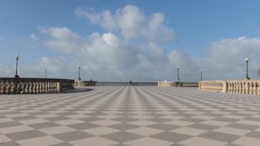İtalya 'nın Livorno kentindeki Terrazza Mascagni. Denize bakan La Terrazza, metafiziksel soyutlamanın etkisini yaratan bir dama tahtası döşemesi olan bir gözcü..