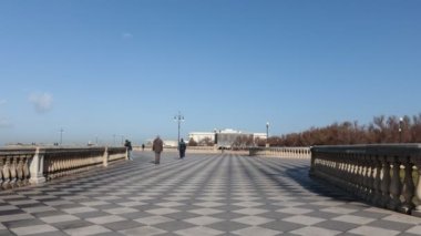 Livorno, Toskana, İtalya -2 Şubat 2022: İnsanlar güzel Terrazza Mascagni 'de boş zamanlarında geziniyorlar. Deniz kenarındaki Terrazza, kareli bir belvedere.. 