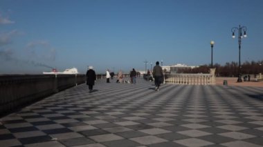 Livorno, Toskana, İtalya -2 Şubat 2022: İnsanlar güzel Terrazza Mascagni 'de boş zamanlarında geziniyorlar. Deniz kenarındaki Terrazza, kareli bir belvedere. Yavaş çekim.