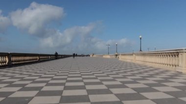 İtalya 'nın Livorno kentindeki Terrazza Mascagni' nin düşük açılı POV görüntüsü. Denize bakan Terrazza, metafiziksel soyutlamanın etkisini yaratan kareli zemini olan bir gözcüdür..