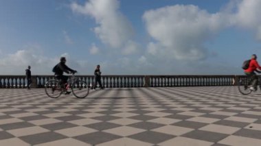 Livorno, Toskana, İtalya - 9 Şubat 2022: Tuscan 'ın güzel şehri Livorno, İtalya' daki Terrazza Mascagni 'nin POV çekimi. Terrazza denize bakan kareli bir zemin belvedere..