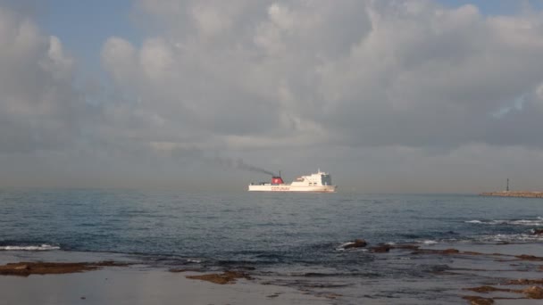 利沃诺 托斯卡纳 2022年2月2日 一艘船驶向利沃诺市港口 Mascagni Terrace视图 — 图库视频影像