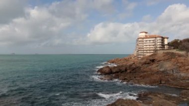 Boccale şatosu, yenileme için iskelesi, gözetleme kulesi olan ortaçağ malikanesi. Kale İtalya 'nın Toskana kentindeki Livorno uçurumunun üzerinde duruyor..